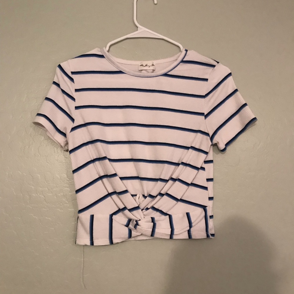 Very cute striped t-shirt!!